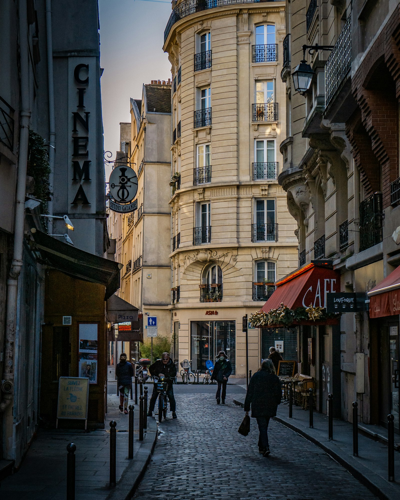 Rue de Saint-Germain-des-Prés bordée d'immeubles parisiens
